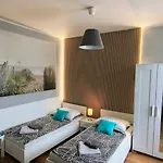 Jonashouse - Great Location Near Center- Personal Or Self Check-in