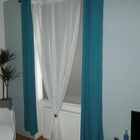 Jonas - Great Location Near Center Apartment *