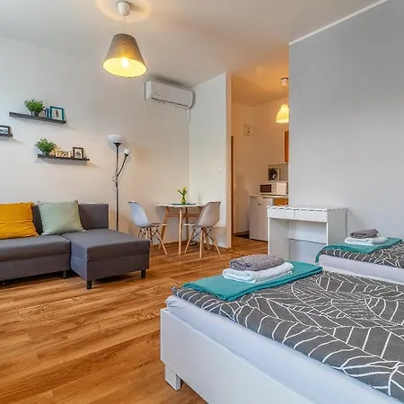Jonas - Great Location Near Center Apartment