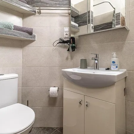 Jonas - Great Location Near Center Apartment