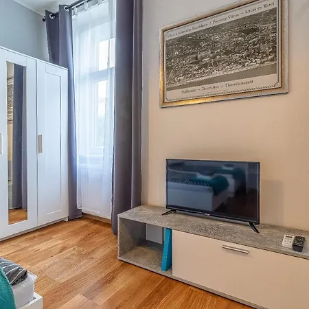 Jonas - Great Location Near Center Apartment *