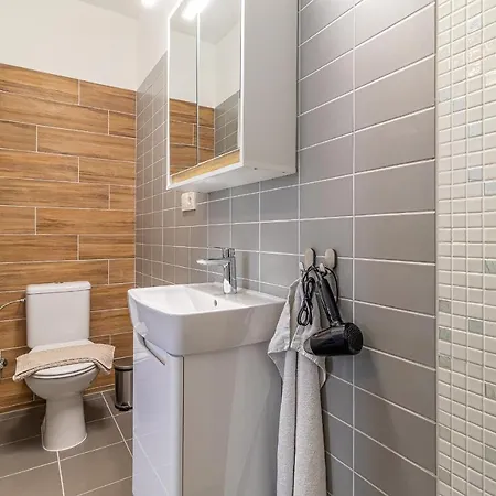 Jonas - Great Location Near Center Apartment