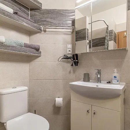 Jonashouse - Great Location Near Center- Personal Or Self Check-in